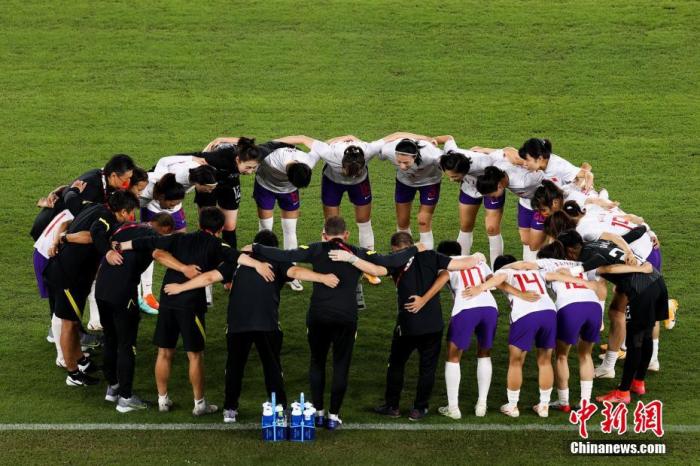 7月27日晚,在东京奥运会女足小组赛最后一轮中,中国队以2:8负于荷兰队,三场小组赛一平两负无缘小组出线,告别东京奥运会。图片来源:视觉中国 7月27日晚,在东京奥运会女足小组赛最后一轮中,中国队以2:8负于荷兰队,三场小组赛一平两负无缘小组出线,告别东京奥运会。图片来源:视觉中国