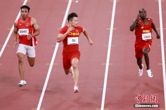 7月31日晚,东京奥运会男子100米第1轮比赛进行,中国选手苏炳添跑出了10秒05的成绩,排在小组第二,成功晋级。中新社记者 富田 摄 7月31日晚,东京奥运会男子100米第1轮比赛进行,中国选手苏炳添跑出了10秒05的成绩,排在小组第二,成功晋级。/p中新社记者 富田 摄