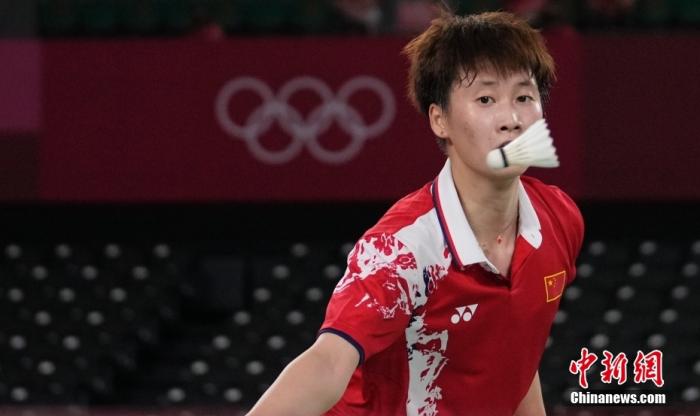 7月31日,东京奥运会羽毛球女子单打半决赛,中国选手陈雨菲2:1胜中国选手何冰娇晋级决赛。图为陈雨菲在比赛中。 中新社记者 杜洋 摄 7月31日,东京奥运会羽毛球女子单打半决赛,中国选手陈雨菲2:1胜中国选手何冰娇晋级决赛。图为陈雨菲在比赛中。 /p中新社记者 杜洋 摄
