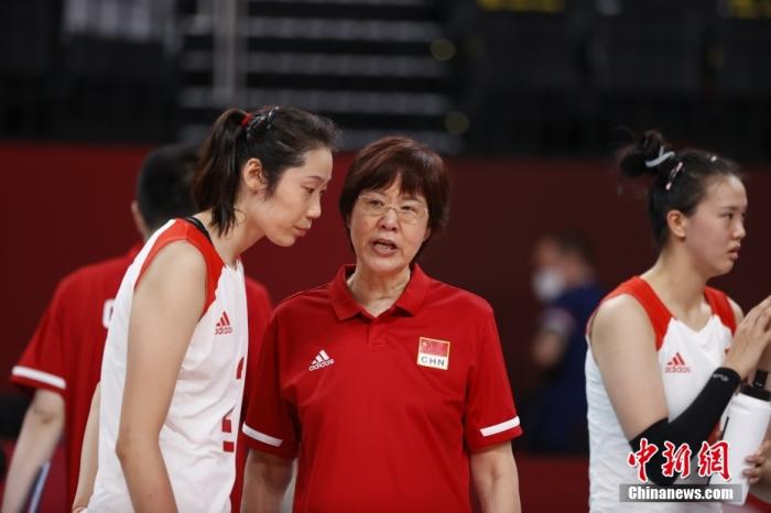 7月29日，东京奥运会女子排球小组赛继续进行，中国队2：3负于俄罗斯奥运选手队，小组赛三连败。作为上届奥运会的冠军，中国女排面临小组可能无法出线的尴尬局面。中新社记者 韩海丹 摄