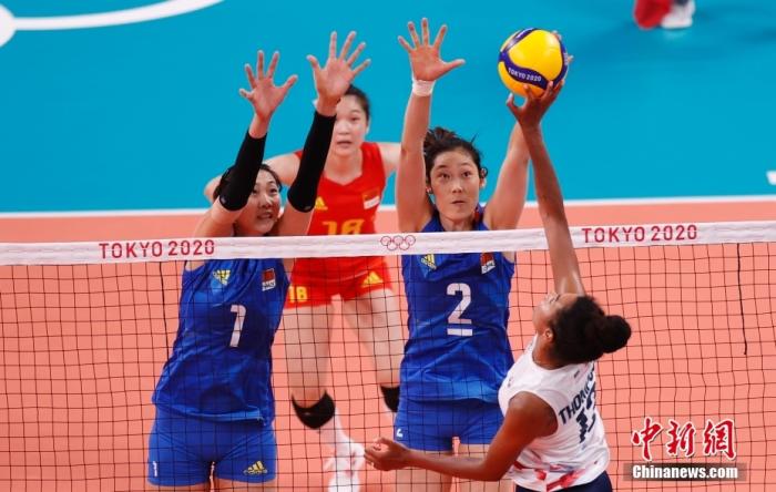 当地时间7月27日，首战失利的中国女排迎来东京奥运会第二场小组赛。队长朱婷带伤上场，砍下全队最高的18分，但中国队仍以0：3不敌美国女排，遭遇东京奥运小组赛两连败。中新社记者 杜洋 摄