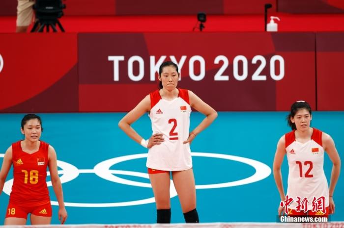 7月29日,在东京奥运会女排小组赛中,中国队以2比3不敌俄罗斯运动员。 /p中新社记者 韩海丹 摄 7月29日,在东京奥运会女排小组赛中,中国队以2比3不敌俄罗斯运动员。 中新社记者 韩海丹 摄