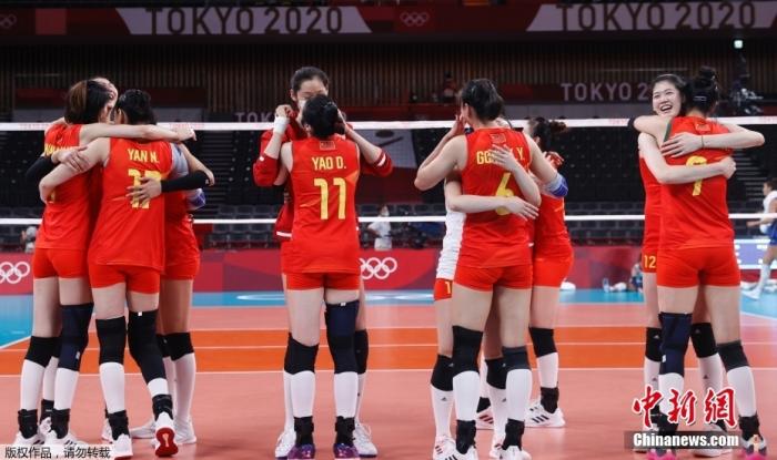 7月31日,东京奥运会女子排球小组赛第四轮举行,中国女排以3:0战胜意大利。虽然中国女排在比赛开始前已确定无缘小组出线,但姑娘们仍然不放弃每一个球的争夺,最终赢下对手,迎来东京奥运会首胜!图为女排姑娘们赛后紧紧拥抱在一起。 7月31日,东京奥运会女子排球小组赛第四轮举行,中国女排以3:0战胜意大利。虽然中国女排在比赛开始前已确定无缘小组出线,但姑娘们仍然不放弃每一个球的争夺,最终赢下对手,迎来东京奥运会首胜!图为女排姑娘们赛后紧紧拥抱在一起。