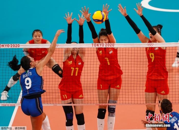 7月31日,东京奥运会女子排球小组赛第四轮举行,中国女排以3:0战胜意大利。虽然中国女排在比赛开始前已确定无缘小组出线,但姑娘们仍然不放弃每一个球的争夺,最终赢下对手,迎来东京奥运会首胜! 7月31日,东京奥运会女子排球小组赛第四轮举行,中国女排以3:0战胜意大利。虽然中国女排在比赛开始前已确定无缘小组出线,但姑娘们仍然不放弃每一个球的争夺,最终赢下对手,迎来东京奥运会首胜!