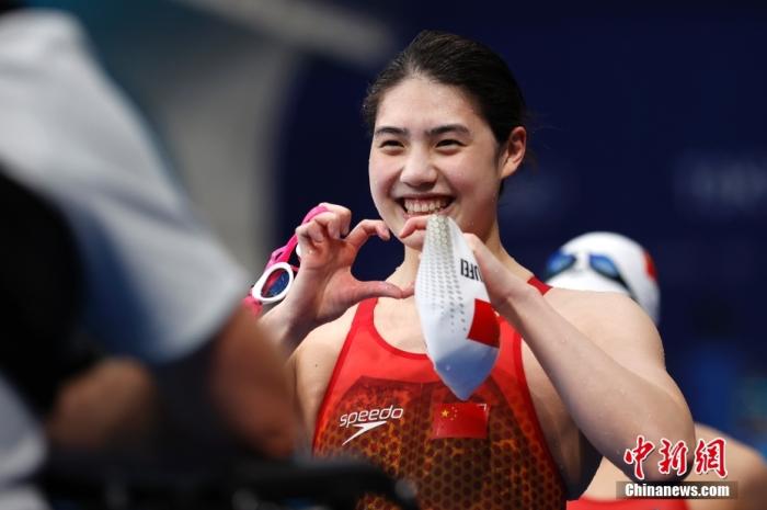 7月29日,张雨霏以2分03秒86的成绩在女子200米蝶泳比赛中赢得冠军后,比出爱心手势。中新社记者 富田 摄 7月29日,张雨霏以2分03秒86的成绩在女子200米蝶泳比赛中赢得冠军后,比出爱心手势。/p中新社记者 富田 摄