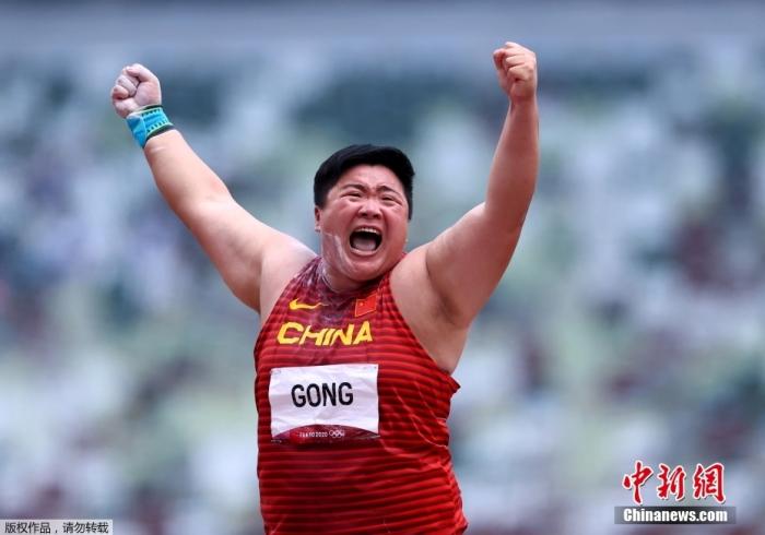 当地时间8月1日,东京奥运会女子铅球决赛,中国名将巩立姣投出20米58的个人最佳成绩成功夺冠。这是巩立姣职业生涯首枚奥运金牌,也是中国田径队在本届奥运会收获的第一枚金牌。 当地时间8月1日,东京奥运会女子铅球决赛,中国名将巩立姣投出20米58的个人最佳成绩成功夺冠。这是巩立姣职业生涯首枚奥运金牌,也是中国田径队在本届奥运会收获的第一枚金牌。