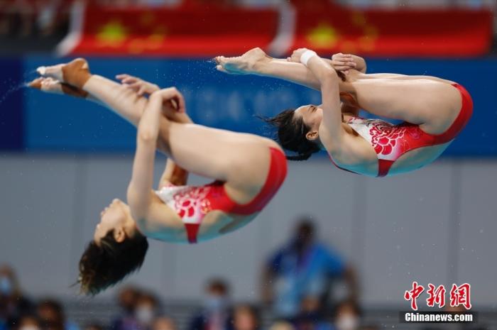 北京时间7月25日下午，东京奥运会跳水女子双人3米板决赛中，中国跳水名将施廷懋搭档王涵，以总分326.40成功夺金。帮助中国跳水队取得东京奥运开门红的同时，实现在该项目五连冠。/p中新社记者 富田 摄