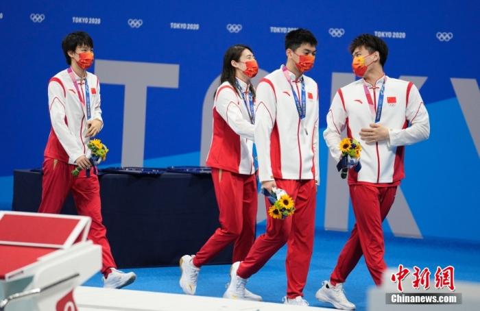 北京时间7月31日,东京奥运会4×100米男女混合泳接力决赛,徐嘉余、闫子贝、张雨霏、杨浚瑄组成的中国队以3分38秒86的成绩摘得一枚银牌,中国队收获4×100米男女混合泳接力项目的首枚奖牌。图为赛后的中国队队员。 中新社记者 杜洋 摄 北京时间7月31日,东京奥运会4×100米男女混合泳接力决赛,徐嘉余、闫子贝、张雨霏、杨浚瑄组成的中国队以3分38秒86的成绩摘得一枚银牌,中国队收获4×100米男女混合泳接力项目的首枚奖牌。图为赛后的中国队队员。 /p中新社记者 杜洋 摄
