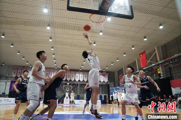 2020-2021赛季中国初中篮球联赛收官 史春阳 摄