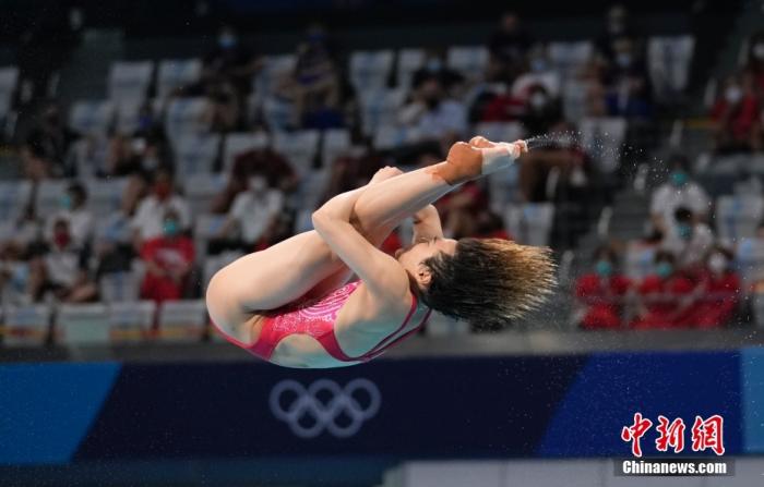 当地时间8月1日，东京奥运会女子单人3米板跳水决赛中，中国名将施廷懋成功卫冕。/p中新社记者 杜洋 摄