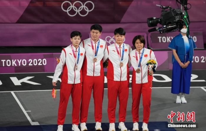 7月28日,东京奥运会女子三人篮球铜牌战中,中国三人女篮16-14击败法国队,获得女子三人篮球铜牌。美国队获得冠军,俄罗斯奥委会获得亚军。 图为颁奖仪式。 中新社记者 杜洋 摄 7月28日,东京奥运会女子三人篮球铜牌战中,中国三人女篮16-14击败法国队,获得女子三人篮球铜牌。美国队获得冠军,俄罗斯奥委会获得亚军。 图为颁奖仪式。 /p中新社记者 杜洋 摄