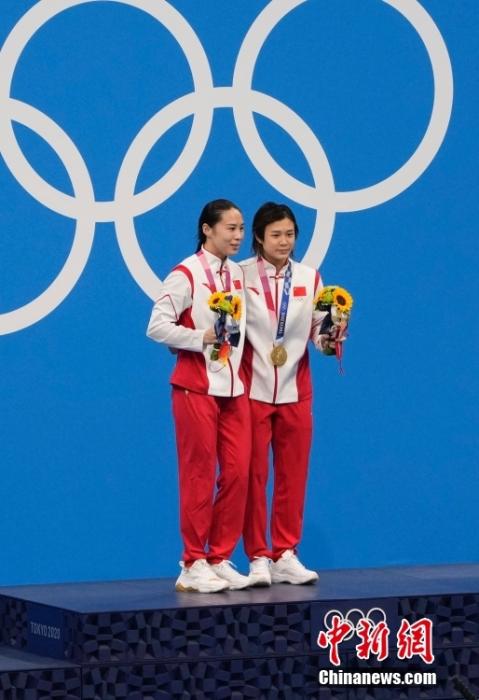 图为颁奖仪式现场，中国选手施廷懋(右)与王涵(左)共同站在最高领奖台合影。/p中新社记者 杜洋 摄