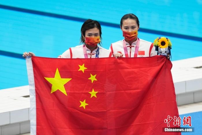 东京奥运会女子单人3米板跳水颁奖仪式,中国队包揽金银牌。图为金牌得主施廷懋(左)与王涵(右)手持国旗合影。中新社记者 杜洋 摄 东京奥运会女子单人3米板跳水颁奖仪式,中国队包揽金银牌。图为金牌得主施廷懋(左)与王涵(右)手持国旗合影。/p中新社记者 杜洋 摄
