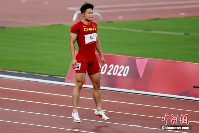 8月1日，在东京奥运会田径男子百米半决赛中，中国选手苏炳添以9.83秒的成绩获得小组第一顺利晋级决赛，并打破亚洲纪录，他也成为了首位闯进奥运男子百米决赛的中国人。图为苏炳添在赛前热身。 /p中新社记者 富田 摄