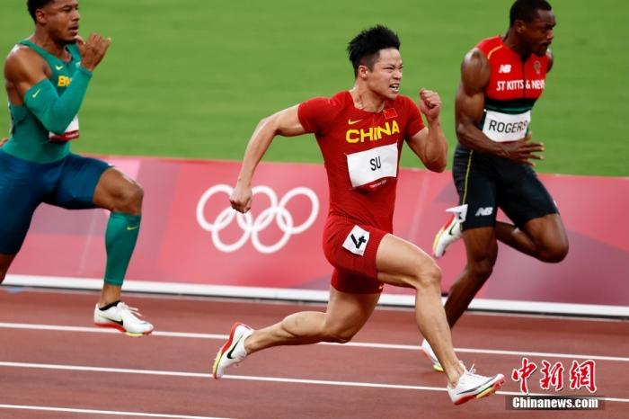 8月1日，在东京奥运会田径男子百米半决赛中，中国选手苏炳添以9.83秒的成绩获得小组第一顺利晋级决赛，并打破亚洲纪录，他也成为了首位闯进奥运男子百米决赛的中国人。图为苏炳添在比赛中。 /p中新社记者 富田 摄