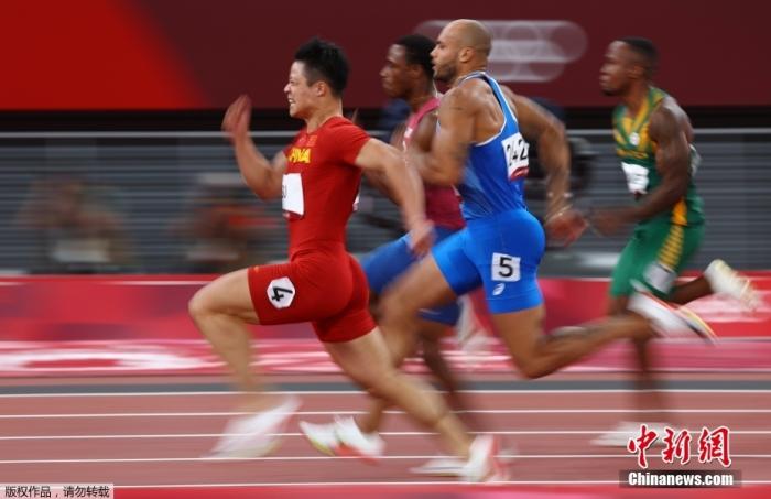 当地时间8月1日，东京奥运会男子百米半决赛上，中国飞人苏炳添以9秒83创下亚洲纪录，刷新个人最好成绩，成功晋级决赛，他也是首个进入奥运会决赛的中国飞人。
