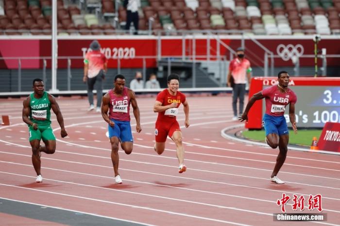 北京时间8月1日晚，在东京奥运会男子百米决赛中，中国选手苏炳添以9.98秒的成绩获得第六名，作为首位闯进奥运男子百米决赛的中国人，他再次创造了历史。/p中新社记者 韩海丹 摄
