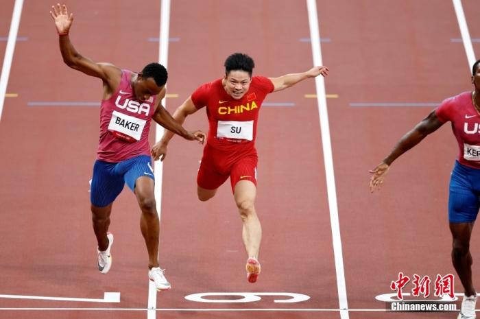 北京时间8月1日晚，在东京奥运会男子百米决赛中，中国选手苏炳添以9.98秒的成绩获得第六名，作为首位闯进奥运男子百米决赛的中国人，他再次创造了历史。/p中新社记者 富田 摄