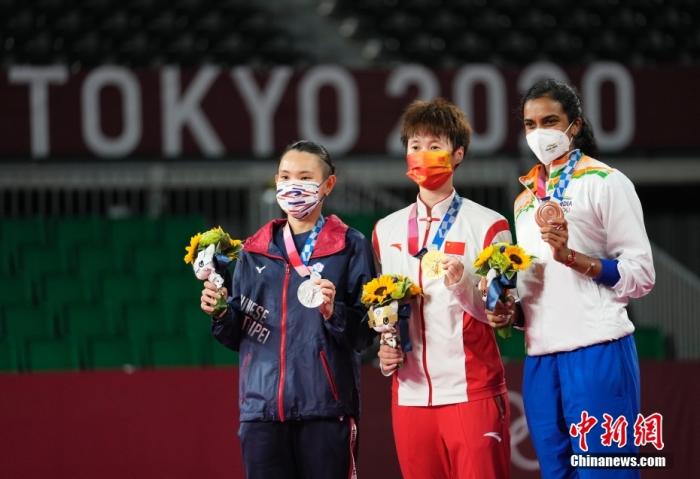 北京时间8月1日，在东京奥运会羽毛球女子单打决赛中，中国选手陈雨菲以21:18、19:21、21:18，总比分2:1战胜中国台北选手戴资颖，获得金牌。图为颁奖仪式。/p中新社记者 杜洋 摄