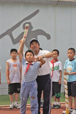 小学体育老师举办18届迷你奥运:自制器材 模拟开幕式