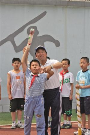 小学体育老师举办18届迷你奥运：自制器材 模拟开幕式