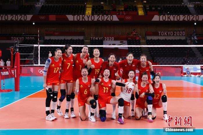 7月31日,中国女排队员赛后合影。当日,在东京奥运会女子排球小组赛中,中国队以3:0战胜意大利队。 中新社记者 韩海丹 摄 7月31日,中国女排队员赛后合影。当日,在东京奥运会女子排球小组赛中,中国队以3:0战胜意大利队。 /p中新社记者 韩海丹 摄
