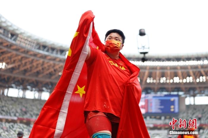 当地时间8月1日，东京奥运会女子铅球决赛，中国名将巩立姣投出20米58的个人最佳成绩成功夺冠。/p中新社记者 富田 摄