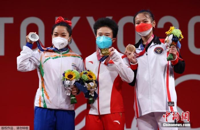 7月24日下午,东京奥运会女子49公斤级举重决赛在东京国际论坛大厦举行,中国举重名将侯志慧不负众望,以抓举94公斤,挺举116公斤,总成绩210公斤成功夺冠。同时,侯志慧以94公斤抓举成绩,总成绩210公斤同时打破奥运会该级别抓举纪录和总成绩纪录。这也是中国队在本届奥运会中获得的第二金。图为颁奖仪式上,获得奖牌的选手一起合影。 7月24日下午,东京奥运会女子49公斤级举重决赛在东京国际论坛大厦举行,中国举重名将侯志慧不负众望,以抓举94公斤,挺举116公斤,总成绩210公斤成功夺冠。同时,侯志慧以94公斤抓举成绩,总成绩210公斤同时打破奥运会该级别抓举纪录和总成绩纪录。这也是中国队在本届奥运会中获得的第二金。图为颁奖仪式上,获得奖牌的选手一起合影。