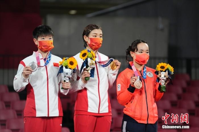 7月29日,在东京奥运会乒乓球女子单打决赛中,中国选手陈梦以4比2战胜队友孙颖莎,夺得冠军。图为颁奖仪式。 中新社记者 杜洋 摄 7月29日,在东京奥运会乒乓球女子单打决赛中,中国选手陈梦以4比2战胜队友孙颖莎,夺得冠军。图为颁奖仪式。 /p中新社记者 杜洋 摄