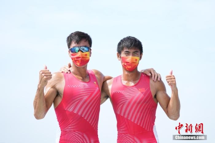 7月28日,刘治宇(右)/张亮在比赛后庆祝。当日,在东京奥运会赛艇项目男子双人双桨决赛中,中国组合刘治宇/张亮获得铜牌。 中新社记者 韩海丹 摄 7月28日,刘治宇(右)/张亮在比赛后庆祝。当日,在东京奥运会赛艇项目男子双人双桨决赛中,中国组合刘治宇/张亮获得铜牌。 /p中新社记者 韩海丹 摄
