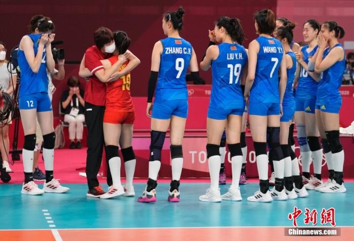 北京时间8月2日下午，中国女排迎来与阿根廷女排的较量。提前两轮无缘小组出线的中国女排在比赛中依旧全力以赴，最终以3:0(25:15，25:22，25：19)完胜对手。至此，中国女排以小组赛2胜3负的战绩结束了东京奥运之旅。图为比赛后，主教练郎平与中国女排队员拥抱。 /p中新社记者 杜洋 摄