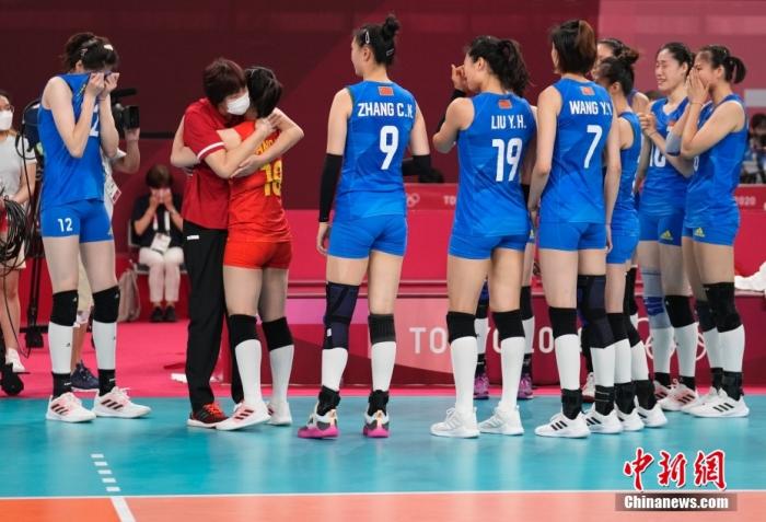 北京时间8月2日下午,中国女排迎来与阿根廷女排的较量。提前两轮无缘小组出线的中国女排在比赛中依旧全力以赴,最终以3:0(25:15,25:22,25:19)完胜对手。至此,中国女排以小组赛2胜3负的战绩结束了东京奥运之旅。图为比赛后,主教练郎平与中国女排队员拥抱。 中新社记者 杜洋 摄 北京时间8月2日下午,中国女排迎来与阿根廷女排的较量。提前两轮无缘小组出线的中国女排在比赛中依旧全力以赴,最终以3:0(25:15,25:22,25:19)完胜对手。至此,中国女排以小组赛2胜3负的战绩结束了东京奥运之旅。图为比赛后,主教练郎平与中国女排队员拥抱。 /p中新社记者 杜洋 摄