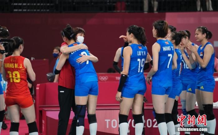 北京时间8月2日下午,中国女排迎来与阿根廷女排的较量。提前两轮无缘小组出线的中国女排在比赛中依旧全力以赴,最终以3:0(25:15,25:22,25:19)完胜对手。至此,中国女排以小组赛2胜3负的战绩结束了东京奥运之旅。图为比赛后,主教练郎平与中国女排队员拥抱。 中新社记者 杜洋 摄 北京时间8月2日下午,中国女排迎来与阿根廷女排的较量。提前两轮无缘小组出线的中国女排在比赛中依旧全力以赴,最终以3:0(25:15,25:22,25:19)完胜对手。至此,中国女排以小组赛2胜3负的战绩结束了东京奥运之旅。图为比赛后,主教练郎平与中国女排队员拥抱。 /p中新社记者 杜洋 摄