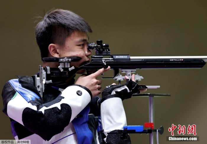 北京时间2日，在东京奥运会男子50米步枪三姿比赛中，以资格赛第二名闯入决赛的中国选手张常鸿发挥出色，以466环的成绩打破世界纪录、奥运会并夺冠。这是中国代表团在本届奥运会上的第27金。图为张常鸿在比赛中。