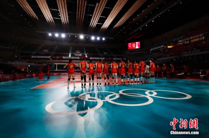 7月31日，在东京奥运会女子排球小组赛中，中国队以3：0战胜意大利队。图为中国队等待出场。 /p中新社记者 韩海丹 摄