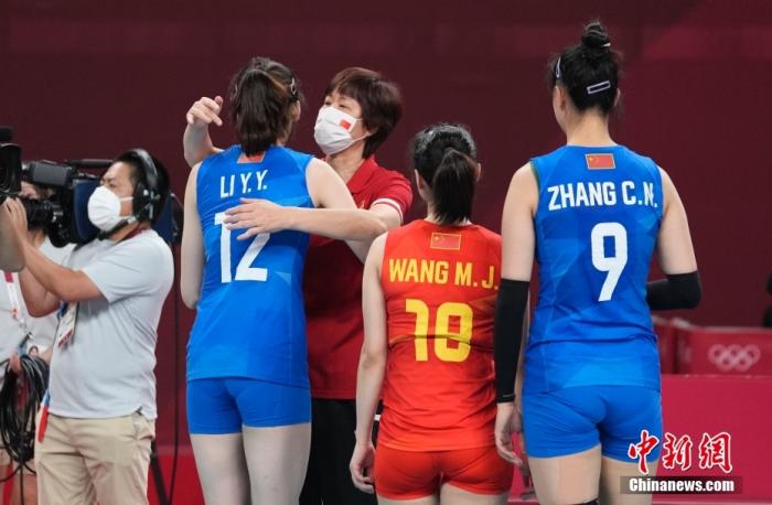 北京时间8月2日下午，中国女排迎来与阿根廷女排的较量。提前两轮无缘小组出线的中国女排在比赛中依旧全力以赴，最终以3:0(25:15，25:22，25：19)完胜对手。至此，中国女排以小组赛2胜3负的战绩结束了东京奥运之旅。图为比赛后，主教练郎平与中国女排队员拥抱。 /p中新社记者 杜洋 摄