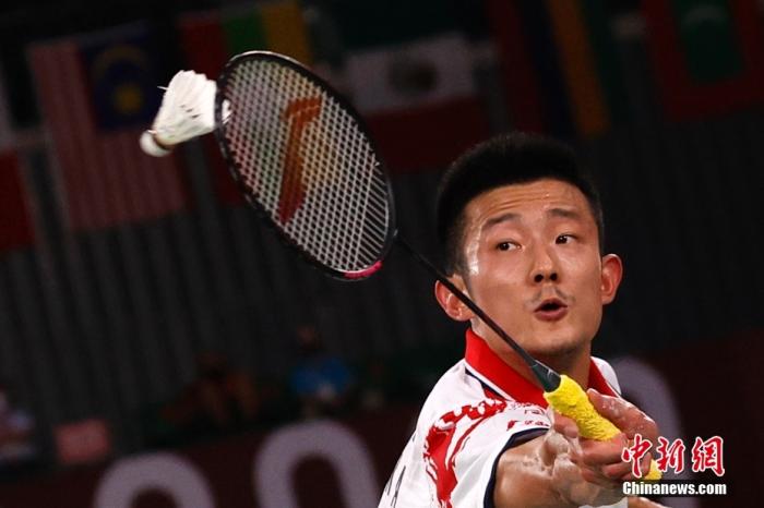北京时间8月2日晚，在东京奥运会羽毛球男子单打决赛中，中国选手谌龙以0：2(21:15、21:12)不敌丹麦选手安赛龙，获得一枚银牌。图为谌龙在比赛中。 /p中新社记者 韩海丹 摄