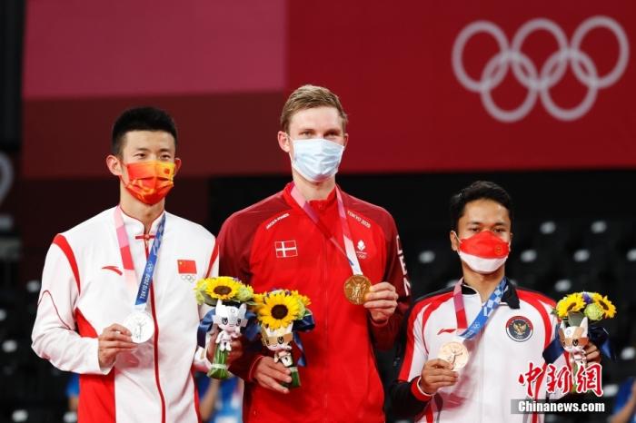 北京时间8月2日晚,在东京奥运会羽毛球男子单打决赛中,中国选手谌龙以0:2(21:15、21:12)不敌丹麦选手安赛龙,获得一枚银牌。图为颁奖仪式现场。 中新社记者 韩海丹 摄 北京时间8月2日晚,在东京奥运会羽毛球男子单打决赛中,中国选手谌龙以0:2(21:15、21:12)不敌丹麦选手安赛龙,获得一枚银牌。图为颁奖仪式现场。 /p中新社记者 韩海丹 摄