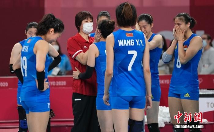 北京时间8月2日下午,中国女排迎来与阿根廷女排的较量。提前两轮无缘小组出线的中国女排在比赛中依旧全力以赴,最终以3:0(25:15,25:22,25:19)完胜对手。至此,中国女排以小组赛2胜3负的战绩结束了东京奥运之旅。图为比赛结束后,郎平拥抱队员。 中新社记者 杜洋 摄 北京时间8月2日下午,中国女排迎来与阿根廷女排的较量。提前两轮无缘小组出线的中国女排在比赛中依旧全力以赴,最终以3:0(25:15,25:22,25:19)完胜对手。至此,中国女排以小组赛2胜3负的战绩结束了东京奥运之旅。图为比赛结束后,郎平拥抱队员。 /p中新社记者 杜洋 摄