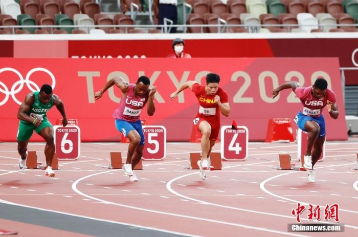 北京时间8月1日晚，在东京奥运会男子百米决赛中，中国选手苏炳添以9.98秒的成绩获得第六名，作为首位闯进奥运男子百米决赛的中国人，他再次创造了历史。图为苏炳添在比赛中。/p中新社记者 韩海丹 摄