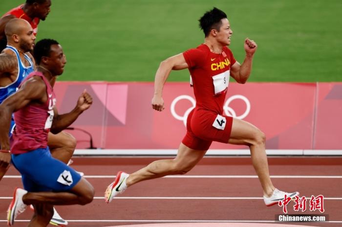 8月1日，在东京奥运会田径男子百米半决赛中，中国选手苏炳添以9.83秒的成绩获得小组第一顺利晋级决赛，并打破亚洲纪录，他也成为了首位闯进奥运男子百米决赛的中国人。图为苏炳添在比赛中。 /p中新社记者 富田 摄