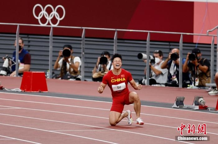 当地时间8月1日，东京奥运会男子百米半决赛上，中国飞人苏炳添以9秒83创下亚洲纪录，刷新个人最好成绩，成功晋级决赛，他也是首个进入奥运会决赛的中国飞人。/p中新社记者 富田 摄