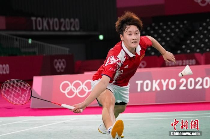 北京时间8月1日,在东京奥运会羽毛球女子单打决赛中,中国选手陈雨菲以21:18、19:21、21:18,总比分2:1战胜中国台北选手戴资颖,获得金牌。图为陈雨菲在比赛中。中新社记者 杜洋 摄 北京时间8月1日,在东京奥运会羽毛球女子单打决赛中,中国选手陈雨菲以21:18、19:21、21:18,总比分2:1战胜中国台北选手戴资颖,获得金牌。图为陈雨菲在比赛中。/p中新社记者 杜洋 摄