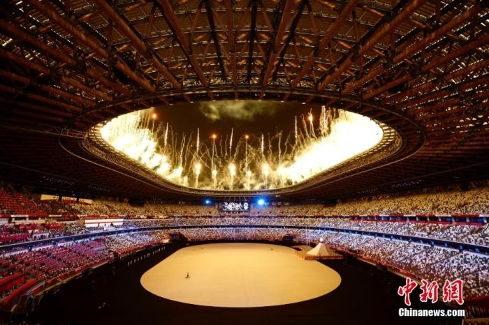 当地时间7月23日，第32届夏季奥林匹克运动会开幕式在日本东京新国立竞技场举行。图为开幕式上燃放的焰火。 /p中新社记者 富田 摄