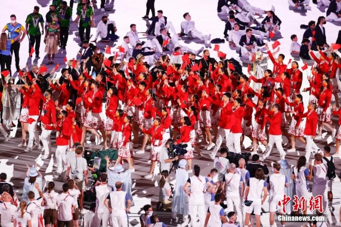 7月23日，第32届夏季奥林匹克运动会开幕式在日本东京新国立竞技场举行。图为中国体育代表团入场。 /p中新社记者 杜洋 摄 　