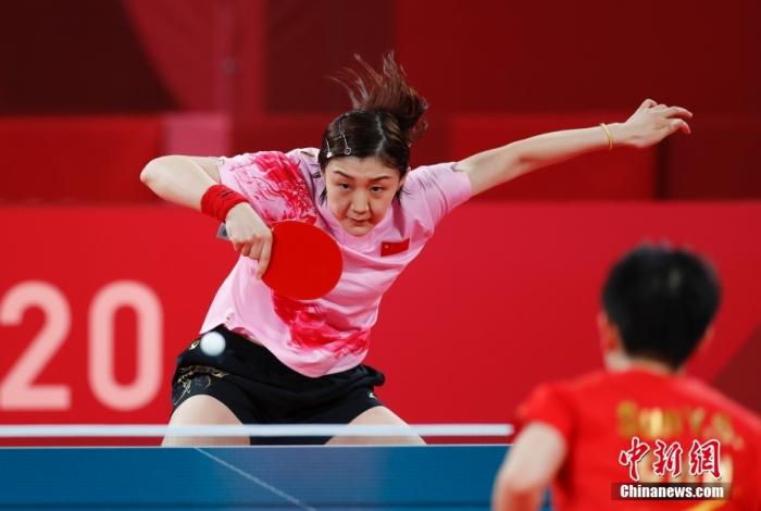 7月29日,在东京奥运会乒乓球女子单打决赛中,中国选手陈梦以4比2战胜队友孙颖莎,夺得冠军。图为陈梦在决赛中。 中新社记者 杜洋 摄 7月29日,在东京奥运会乒乓球女子单打决赛中,中国选手陈梦以4比2战胜队友孙颖莎,夺得冠军。图为陈梦在决赛中。 /p中新社记者 杜洋 摄