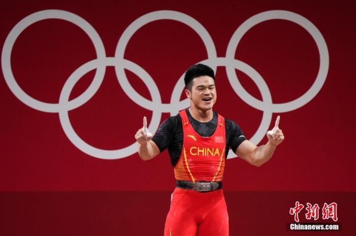 7月28日,在东京奥运会男子举重73公斤级比赛中,中国选手石智勇以抓举166公斤、挺举198公斤、总成绩364公斤的成绩夺得冠军,其中总成绩打破了此前自己保持的世界纪录。图片来源:视觉中国 7月28日,在东京奥运会男子举重73公斤级比赛中,中国选手石智勇以抓举166公斤、挺举198公斤、总成绩364公斤的成绩夺得冠军,其中总成绩打破了此前自己保持的世界纪录。图片来源:视觉中国