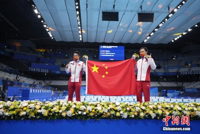当地时间8月3日，东京奥运会男子单人3米跳板决赛中，中国选手谢思埸以558.75分首次加冕该项目奥运冠军。曾经历两次严重的脚伤，一度险些告别跳水生涯的谢思埸，如今也成为继名将熊倪之后，第二位在单届奥运会包揽男子单、双人三米板冠军的中国运动员。队友王宗源收获一枚银牌。/p中新社记者 杜洋 摄