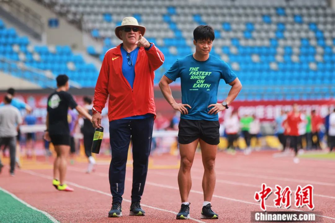 原来运动员们夺冠,挺费教练的……