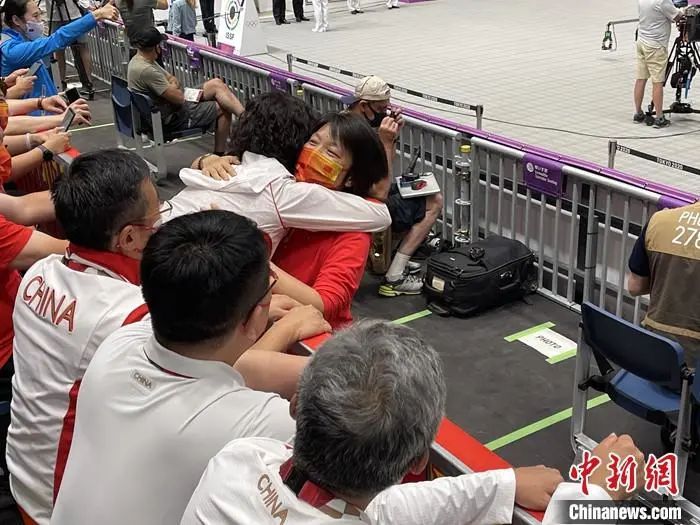 原来运动员们夺冠,挺费教练的……
